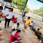 Essential relief material is being provided to the people and animals affected by the rising water level of Yamuna river
