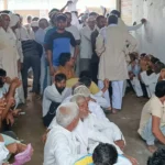 Farmers thronged cooperative centers to get fertilizer, leaving the administration overwhelmed.