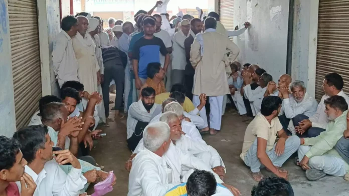Farmers thronged cooperative centers to get fertilizer, leaving the administration overwhelmed.