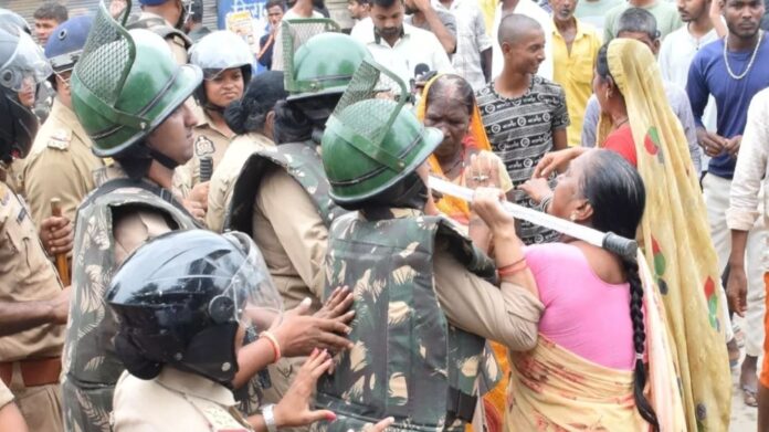 Gorakhpur NEET Student Murder Case: गौ-तस्करों ने की नीट स्टूडेंट की हत्या, ग्रामीणों ने पुलिस पर बरसाए पत्थर Gorakhpur NEET Student Murder Case: गौ-तस्करों ने की नीट स्टूडेंट की हत्या, ग्रामीणों ने पुलिस पर बरसाए पत्थर