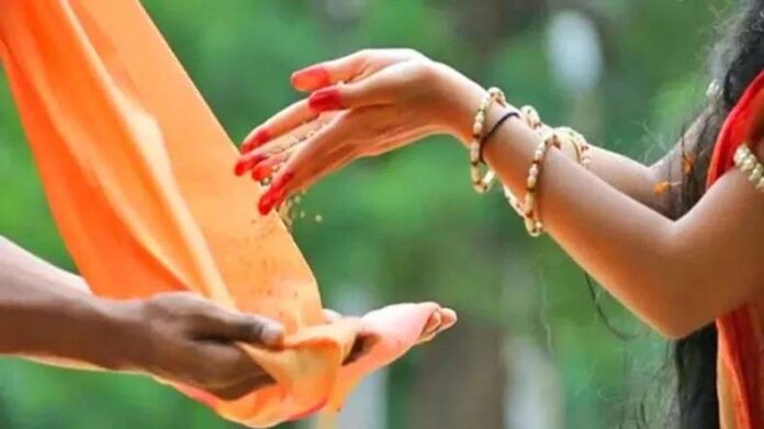 Indira Ekadashi Upaay: पितृ ऋण से मुक्ति के लिए इंदिरा एकादशी पर राशि अनुसार करें इन चीजों का दान