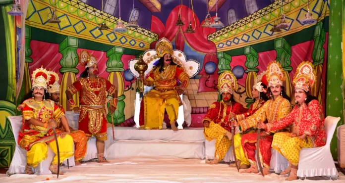 Jatayu sacrificed his life to save Sita; Shabari offered Lord Ram berries to eat; the audience was deeply moved.