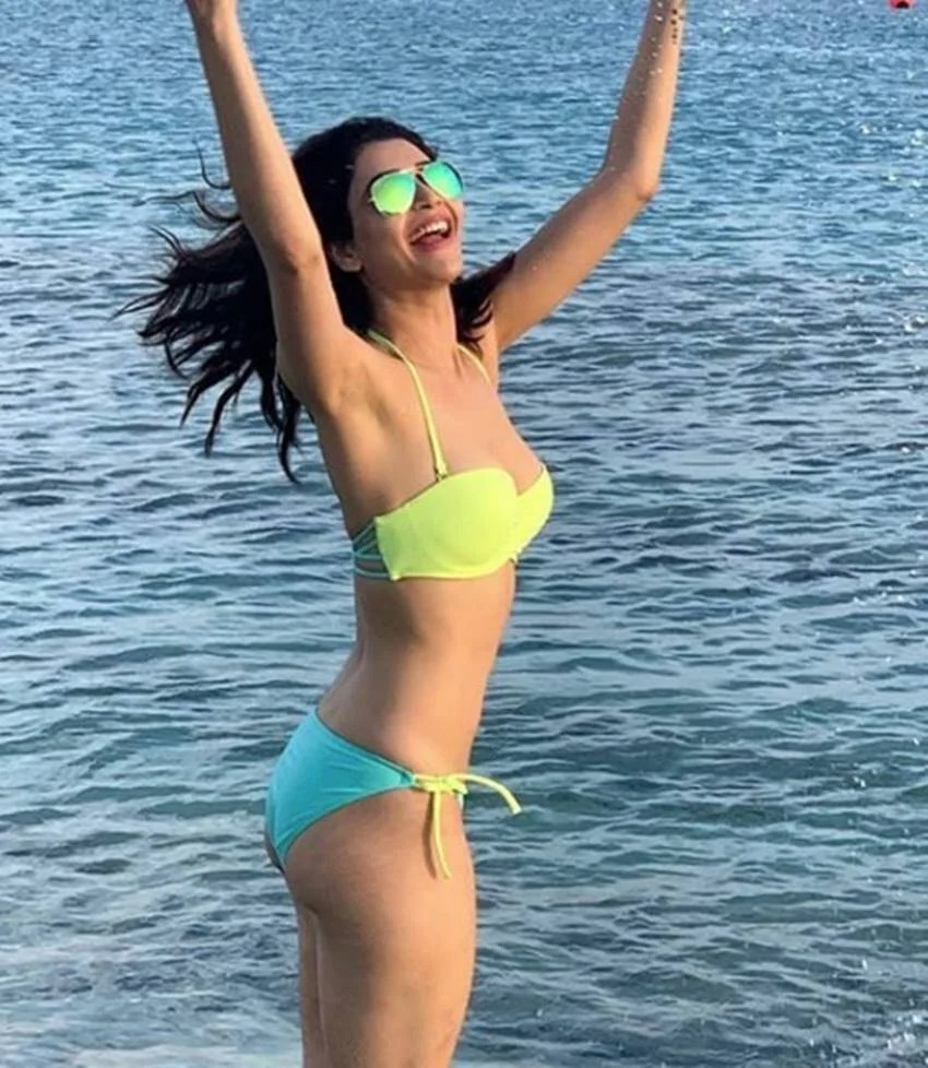 Karishma Tanna bikini Photos: बिकिनी में समंदर की रानी बनीं Karishma Tanna, फैंस हुए दीवाने