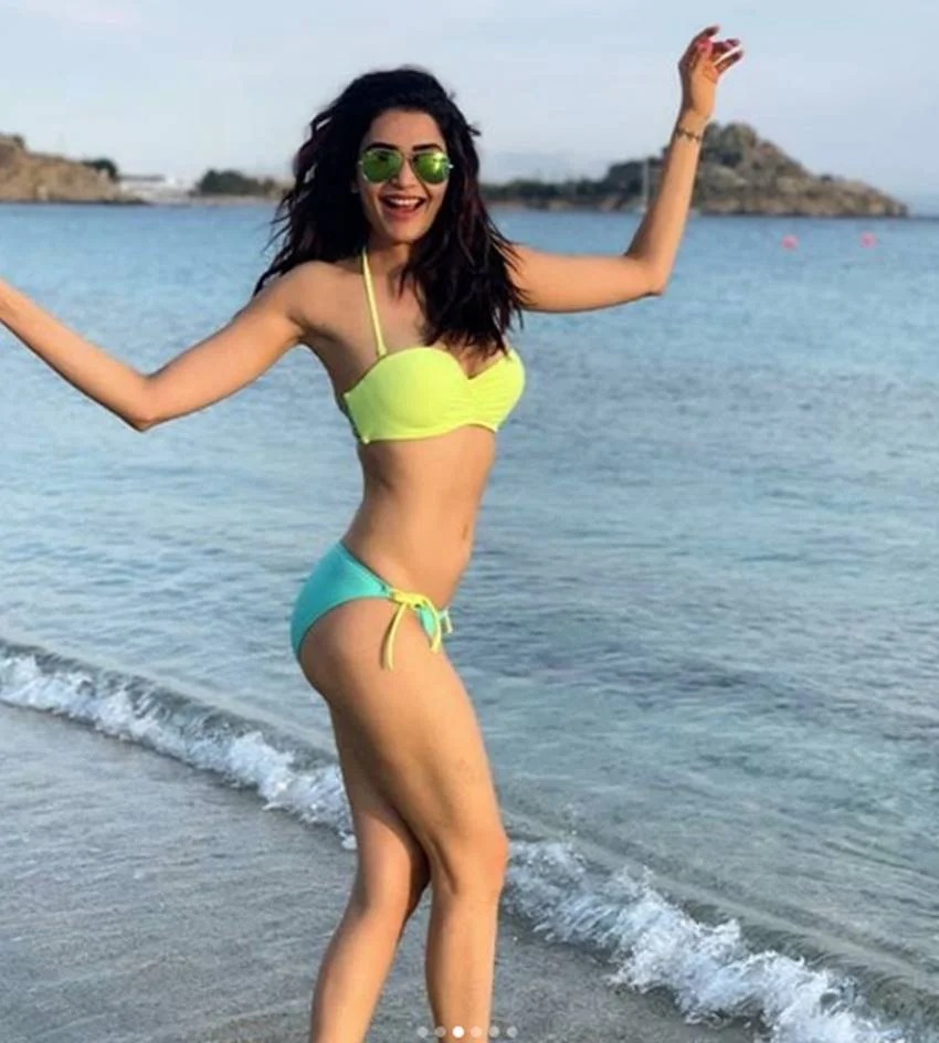 Karishma Tanna bikini Photos: बिकिनी में समंदर की रानी बनीं Karishma Tanna, फैंस हुए दीवाने