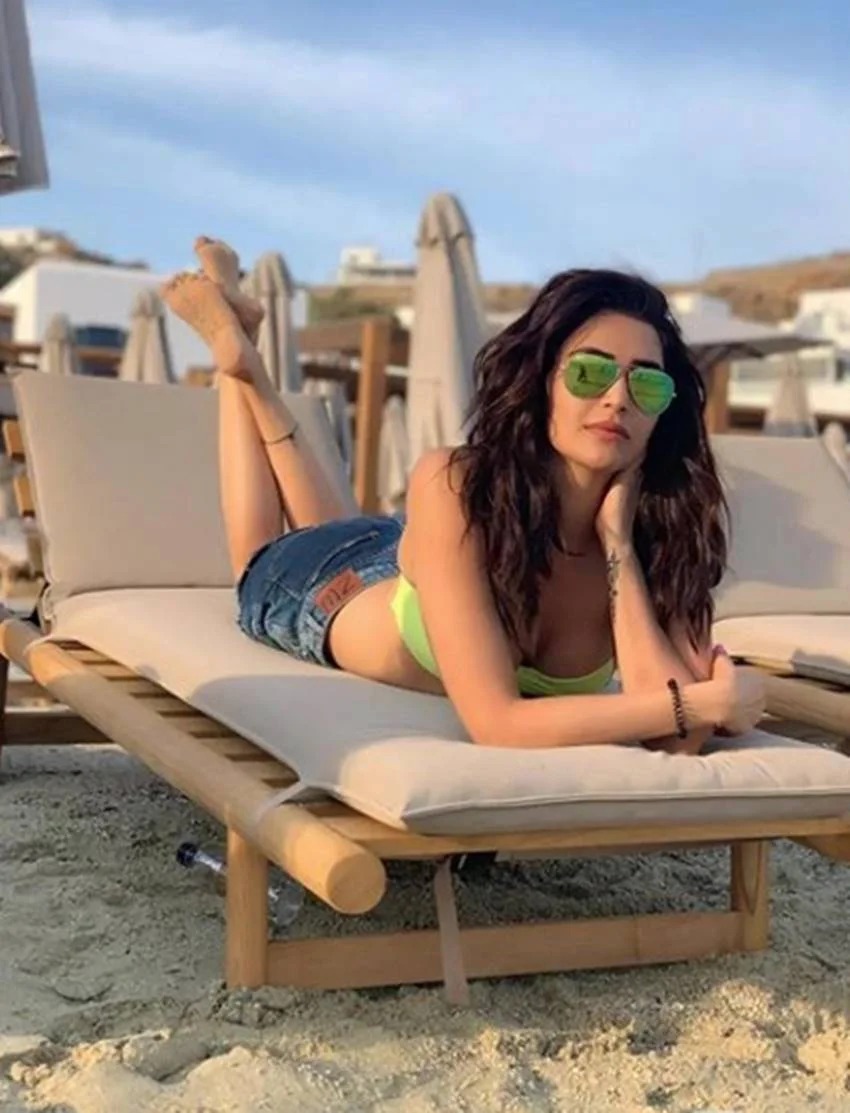 Karishma Tanna bikini Photos: बिकिनी में समंदर की रानी बनीं Karishma Tanna, फैंस हुए दीवाने