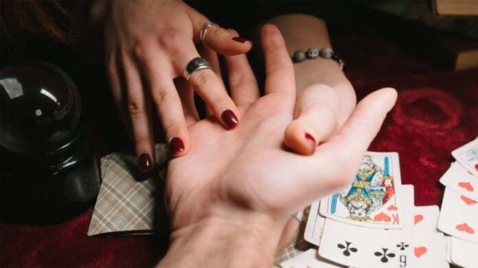 Luck And Money Line: जानिए हथेली पर कहां होती है भाग्य और धन रेखा