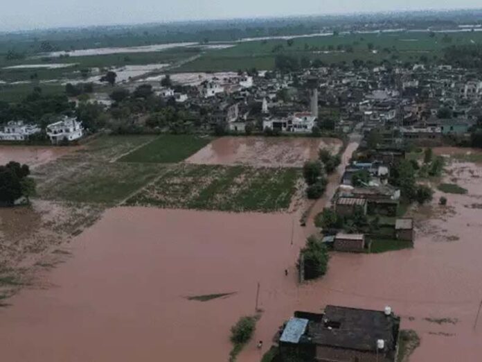 Markanda River Overflow: मारकंडा नदी ओवरफ्लो, कुरुक्षेत्र के 8 गांवों में घुसा पानी, खतरे के निशान से उपर बह रही घग्घर Markanda River Overflow: मारकंडा नदी ओवरफ्लो, कुरुक्षेत्र के 8 गांवों में घुसा पानी, खतरे के निशान से उपर बह रही घग्घर