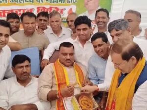 गोहाना में पीएम के जन्मदिन पर बांटी गई जलेबी।