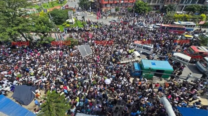 Nepal Gen-Z Protest: नेपाल में सोशल मीडिया बैन से बवाल, संसद में घुसे युवा, पुलिस फायरिंग में एक की मौत