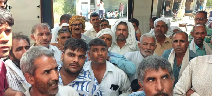 Only 1400 bags of grain arrived at the collection centers in the 14 villages; angry farmers protested loudly.
