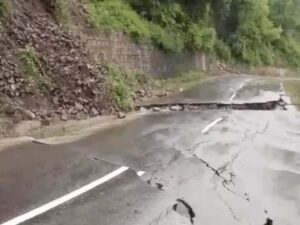 पंचकूला-मोरनी रोड पर लैंडस्लाइड।