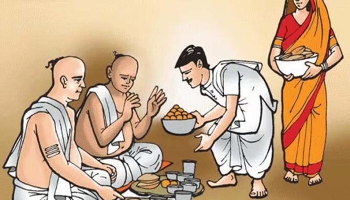 Pitru Paksha Niyam: पितृपक्ष में ब्राह्मण को भोजन कराते समय ना करें ये गलतियां