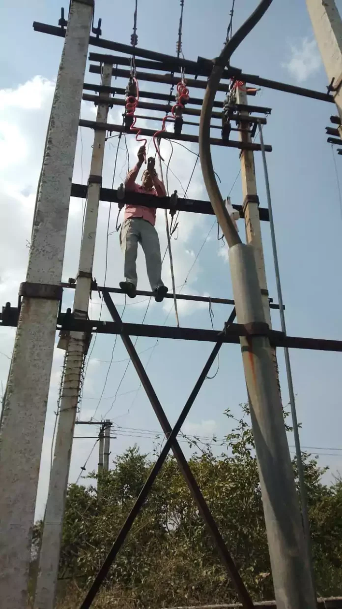 Playing with the lives of electricity workers, department is not providing safety kit
