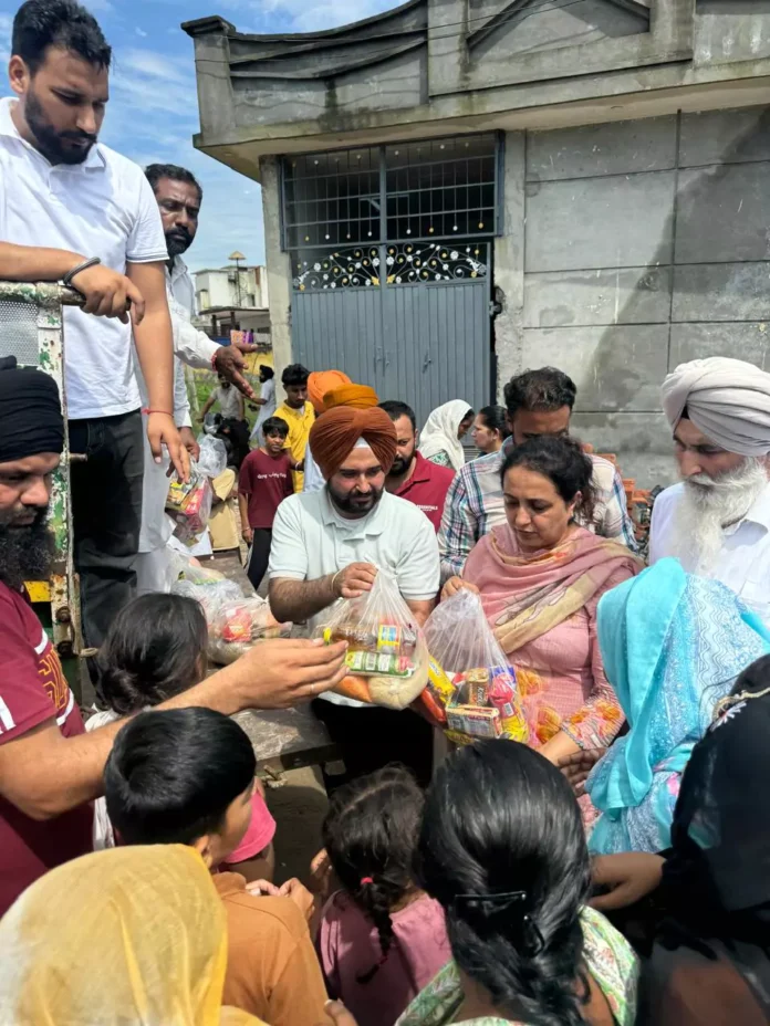 Relief and service work by Aam Aadmi Party in flood affected villages
