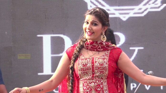 Sapna Choudhary Dance : लाल सूट में सपना चौधरी का कमरतोड़ डांस, स्टेज पर लगी भीड़ की भीड़