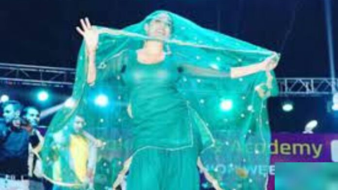 Sapna Choudhary Dance : पतली कमर पर लटके-झटके! सपना चौधरी के डांस ने उड़ाए होश
