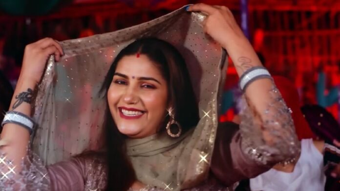 Sapna Choudhary Dance : सपना चौधरी के ठुमकों से थर्राया मैदान, भीड़ के बोझ से गिर पड़ा डोम, मची अफरातफरी