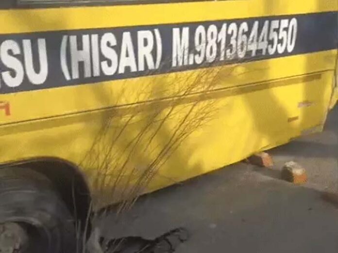 Hisar News: हिसार में बच्चों से भरी बस सड़क में धंसी