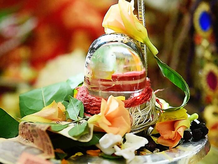 Shukra Pradosh Vrat: शुक्र प्रदोष व्रत के दिन शिवलिंग पर नहीं चढ़ानी चाहिए ये वस्तुएं