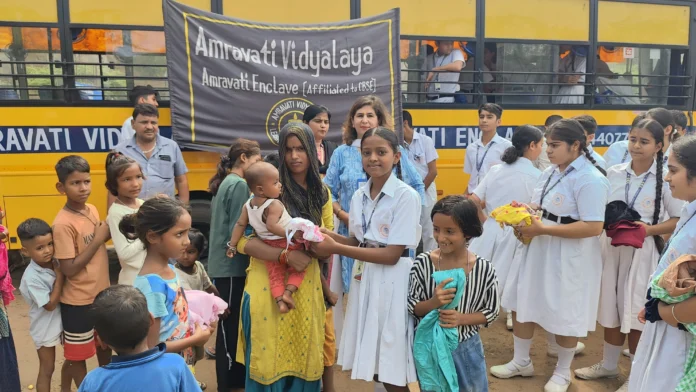 Students of Amravati Vidyalaya did service work in slum area