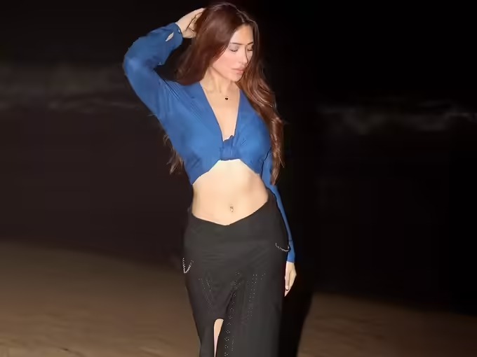 Surbhi Chandna Vacation: सुरभि चंदना और माहिरा शर्मा ने समंदर पर बिखेरा जलवा, लेकिन करण वीर मेहरा ने कर दिया सबका दिल घायल