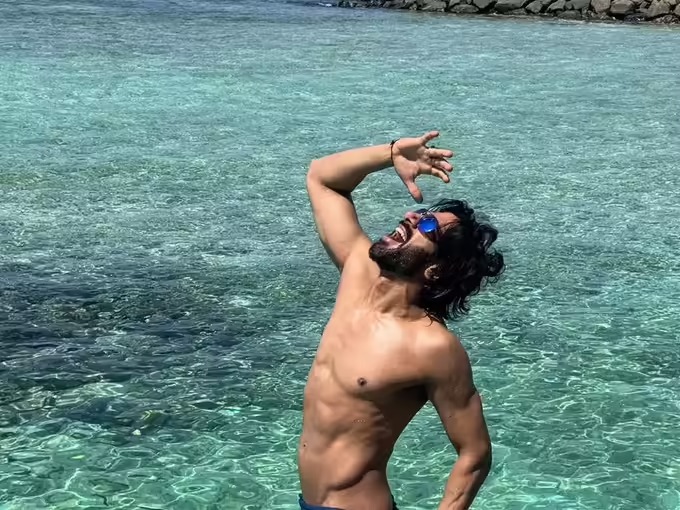 Surbhi Chandna Vacation: सुरभि चंदना और माहिरा शर्मा ने समंदर पर बिखेरा जलवा, लेकिन करण वीर मेहरा ने कर दिया सबका दिल घायल