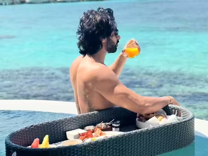 Surbhi Chandna Vacation: सुरभि चंदना और माहिरा शर्मा ने समंदर पर बिखेरा जलवा, लेकिन करण वीर मेहरा ने कर दिया सबका दिल घायल