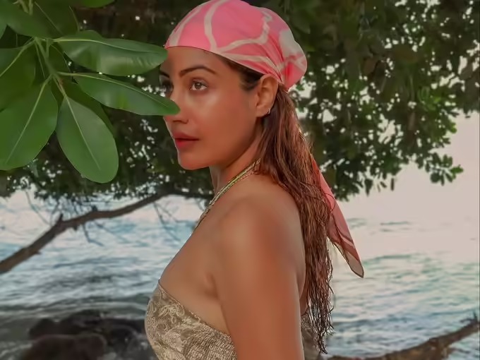 Surbhi Chandna Vacation: सुरभि चंदना और माहिरा शर्मा ने समंदर पर बिखेरा जलवा, लेकिन करण वीर मेहरा ने कर दिया सबका दिल घायल