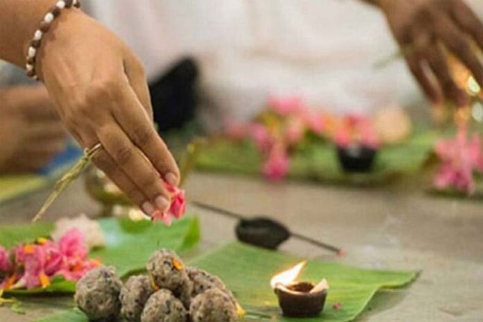 Pitru Paksha: अकाल मृत्यु के बाद भी मिल सकता है मोक्ष, जानें तर्पण की विधि और महत्व