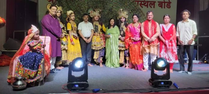The Basant Girija Shri Samiti organized a grand devotional music program at the Mata Mansa Devi temple complex.