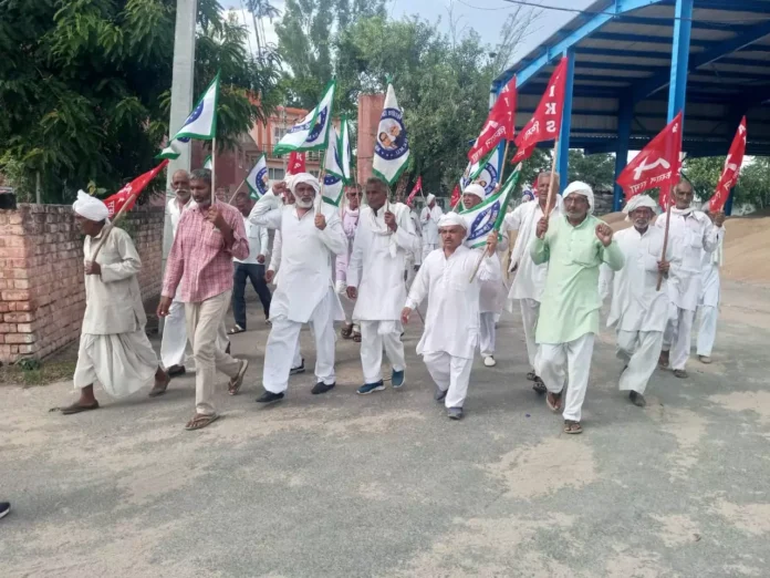 The protesting farmers held a demonstration, marching from their protest site to the SDM office.