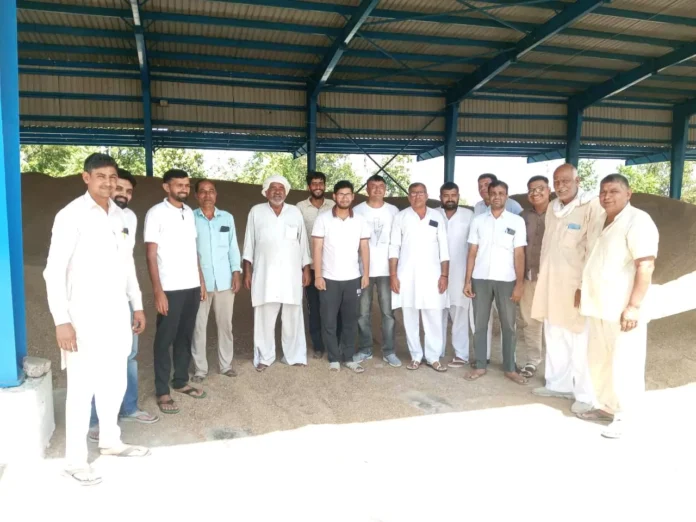 The traders' association expressed its displeasure over the non-commencement of procurement.