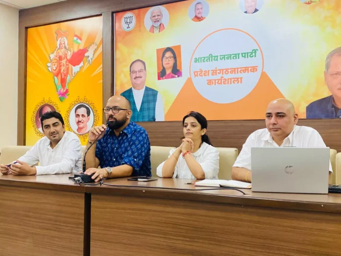 The workers resolved to make the Seva Pakhwada organized on the occasion of Prime Minister Modi's birthday a historic one