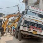 There was a commotion when a big truck loaded with gravel got stuck in the middle of the road due to sudden collapse of the road