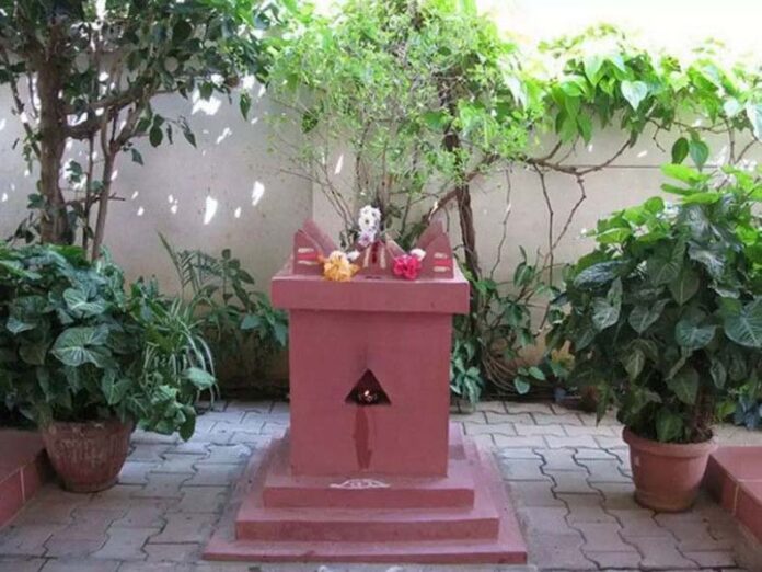 Sarva Pitru Amavasya Upaay: पितरों की कृपा प्राप्ति के लिए सर्वपितृ अमावस्या पर करें ये उपाय