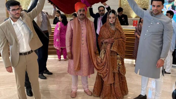 Vikramaditya Singh Wedding: सादगी में भी झलका राजघराने का रुतबा, दुल्हन अमरीन के गहनों ने सबका मन मोहा Vikramaditya Singh Wedding: सादगी में भी झलका राजघराने का रुतबा, दुल्हन अमरीन के गहनों ने सबका मन मोहा