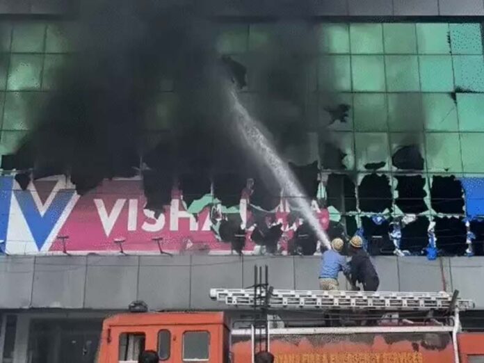 Vishal Mega Mart Ambala: अंबाला में विशाल मेगा मार्ट में लगी आग, फायर ब्रिगेड की 8 गाड़ियों ने पाया काबू Vishal Mega Mart Ambala: अंबाला में विशाल मेगा मार्ट में लगी आग, फायर ब्रिगेड की 8 गाड़ियों ने पाया काबू
