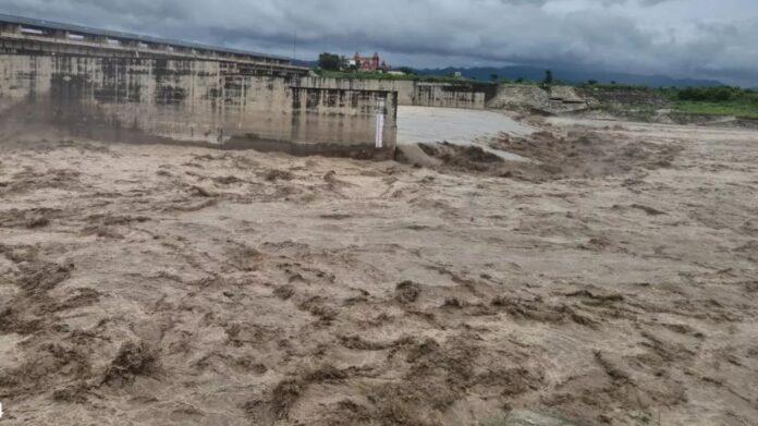 Yamuna River Flooding: दिल्ली पर मंडराया बाढ़ का खतरा! हथनीकुंड बैराज के 18 गेट खुले, यमुना उफान पर
