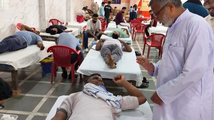 Young people paid tribute to the martyrs by donating blood.