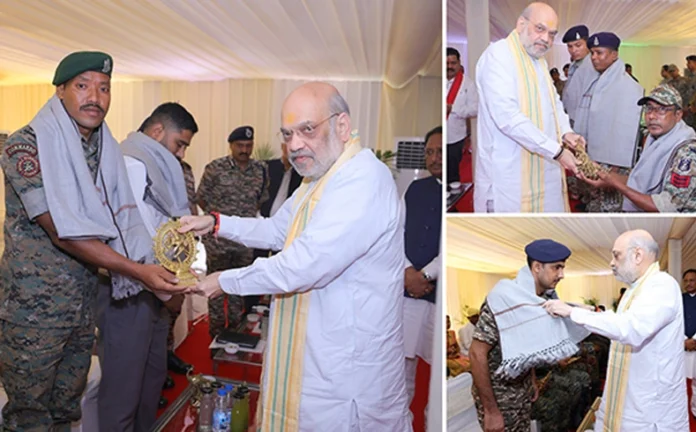 Amit Shah: गृह मंत्री ने सफल नक्सल विरोधी अभियान 'आॅपरेशन ब्लैक फॉरेस्ट के लिए सुरक्षा बल के जवानों को किया सम्मानित Amit Shah: गृह मंत्री ने सफल नक्सल विरोधी अभियान 'आॅपरेशन ब्लैक फॉरेस्ट के लिए सुरक्षा बल के जवानों को किया सम्मानित