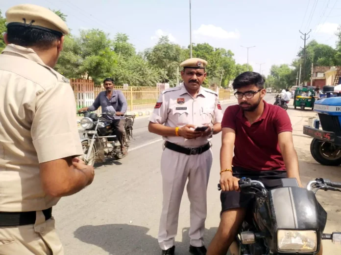 Bhiwani News : सडक़ सुरक्षा अभियान के तहत लोहारू पुलिस ने की वाहनों की जांच, 7 वाहनों के किए चालान