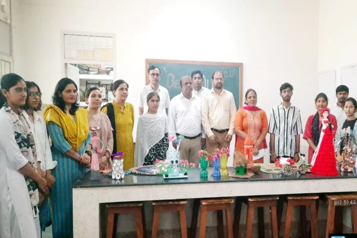 Bhiwani News : कचरे से बनी उपयोगी वस्तुएं, बेस्ट आउट ऑफ वेस्ट प्रतियोगिता संपन्न, मोहित सांगवान रहे प्रथम