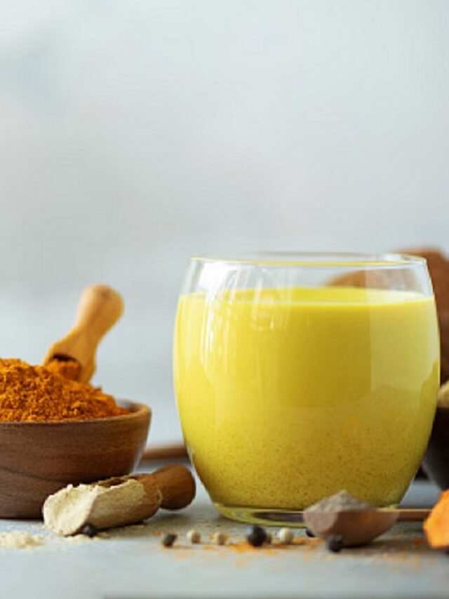 Turmeric Milk : रोज़ाना हल्दी वाला दूध पीना सही या ग़लत? सच जानकर हैरान रह जाएंगे