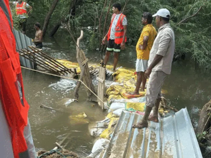 Work in industrial area of Bahadurgarh came to a standstill, water filled in cities, soldiers called for help Flood Attack : बहादुरगढ़ में औद्योगिक क्षेत्र का कामकाज ठप नगरों में भरा पानी सहायता के लिए बुलाये गए जवान