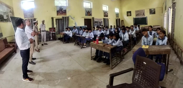 Mahedragrh News : महिला पुलिस टीम ने स्कूल विद्यार्थियों को दी “गुड टच बैड टच” की जानकारी