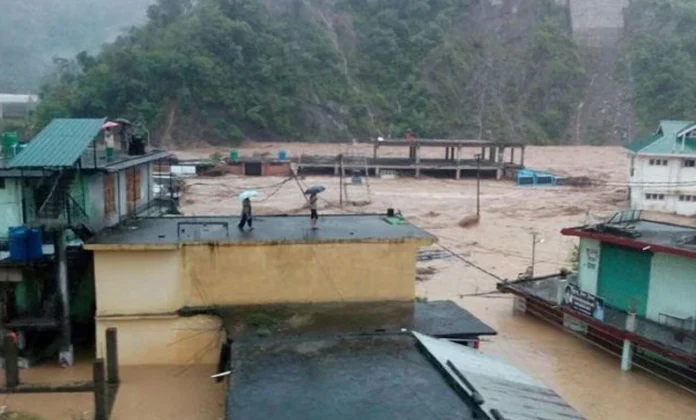 Himachal Breaking: मंडी के धर्मपुर में फटा बादल, बड़े पैमाने पर तबाही, बस स्टैंड डूबा, कुछ बसें बहीं