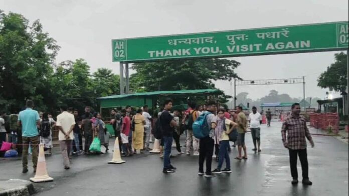 India-Nepal Border: बॉर्डर खुला, वाहनों की आवाजाही शुरू... Gen-Z प्रोटेस्ट के बाद भारत-नेपाल सीमा पर कैसे हैं हालात