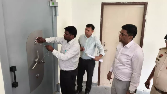 Jind News : जिला निर्वाचन अधिकारी ने किया ईवीएम स्ट्रांग रूम का निरीक्षण