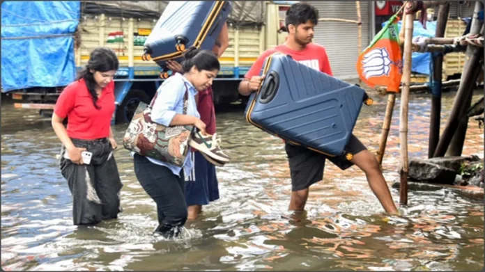 Kolkata Rain: दूर्गा पूजा से पहले भारी बारिश के चलते बेहाल कोलकाता, 10 लोगों की मौत