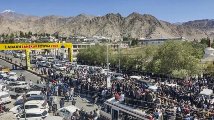 Leh Protest Update: लेह में स्थिति तनावपूर्ण, आज भी बंद रहेंगे स्कूल और कॉलेज